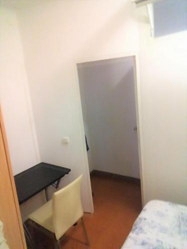 Budget Rooms with Sunny Terrace — Les Corts — photo 3