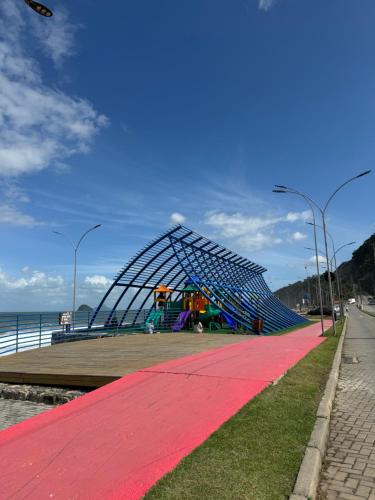 Condomínio pé na areia super novo e confortável. in Sao Sebastiao, Brasil