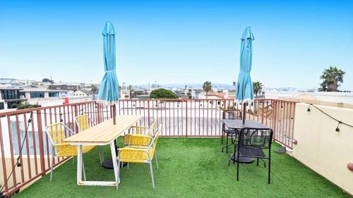 Ocean View Hot Tub Luxe House Steps to Sand — 4-Star Luxury Hotel in Hermosa Beach, United States