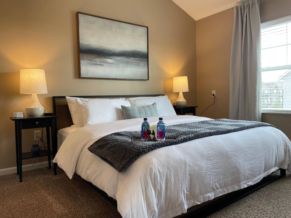 Retreat At The Charles Fast WiFi WasherDryer — 4-Star Luxury Hotel in Dublin, United States
