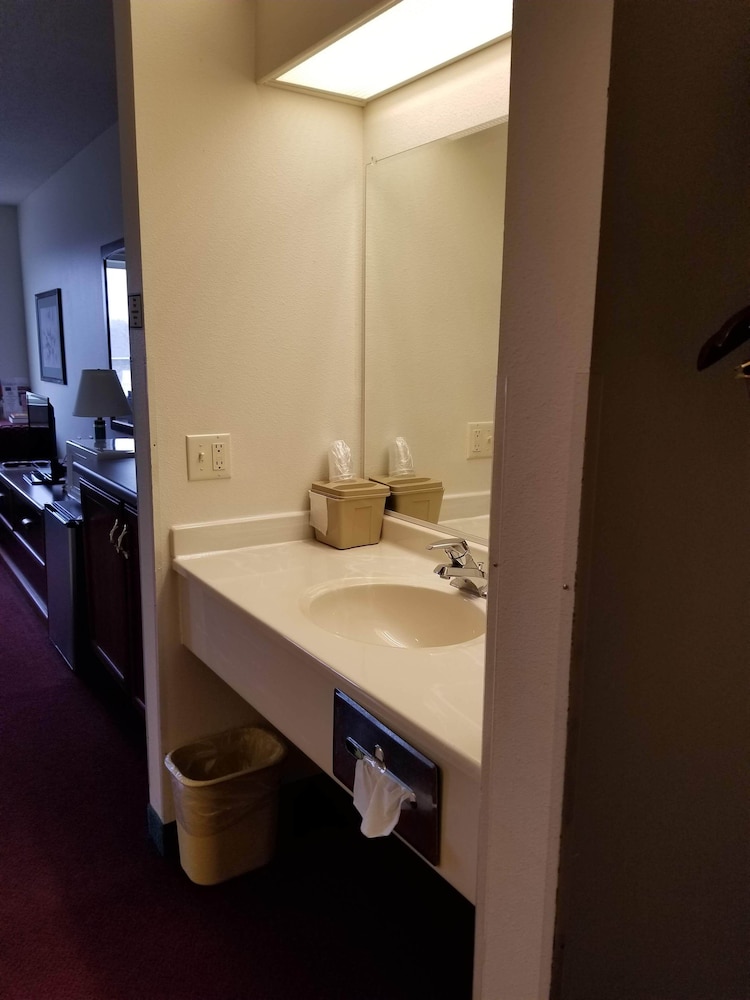 Bilmar Inn & Suites Dell Rapids Near Sioux Falls - photo 101