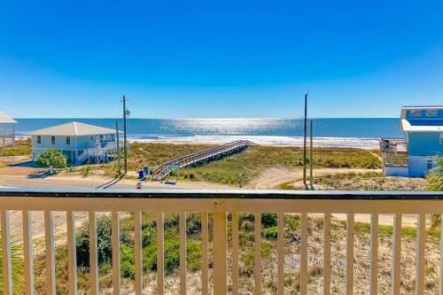 Dream Chaser Private Pool Hot Tub Pets Directly across from boardwalk to beach — hotel in Eastpoint