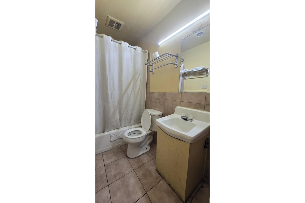 Super 7 Inn By OYO San Antonio NW Medical Center - photo 58