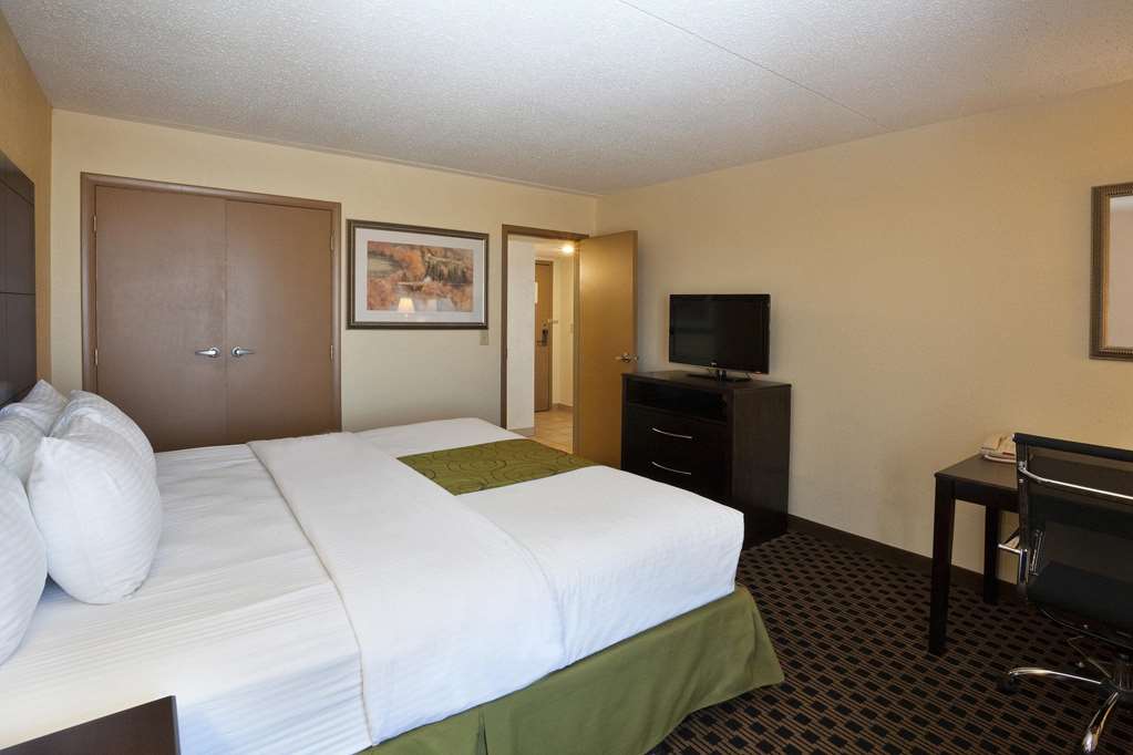 La Quinta Inn & Suites by Wyndham Salina - photo 36