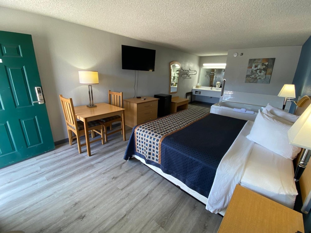 Econo Lodge Branson Theater District - photo 13