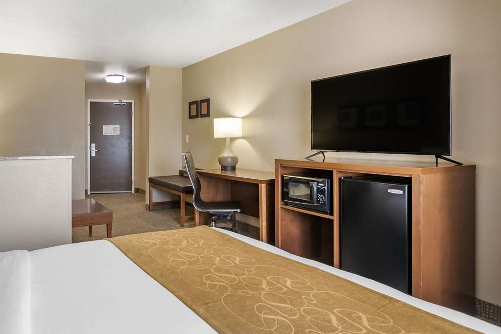 Comfort Suites Coralville I 80 - photo 23