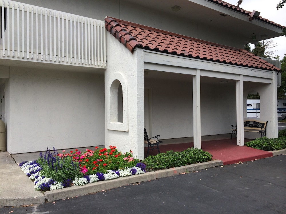 Super 8 by Wyndham Petaluma - photo 6