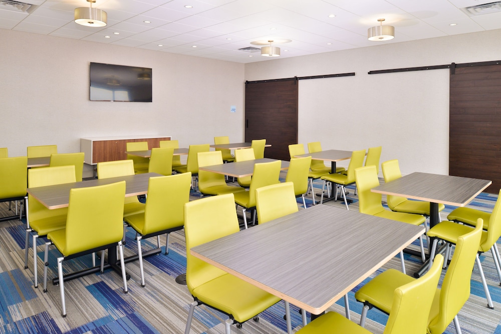 Holiday Inn Express & Suites Madison by IHG - photo 46