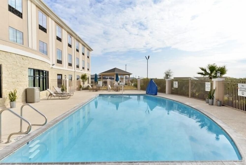 Holiday Inn Express Hotel & Suites Schulenburg by IHG - photo 95