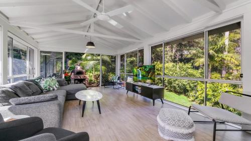 Homely Beach Retreat Three Living Areas Table Tennis Table Accom Holidays — hotel in Copacabana
