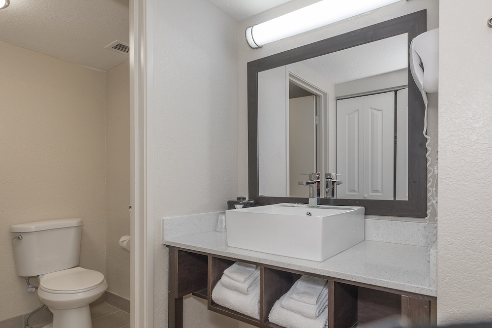 Red Roof Inn PLUS & Suites Knoxville West Cedar Bluff - photo 31