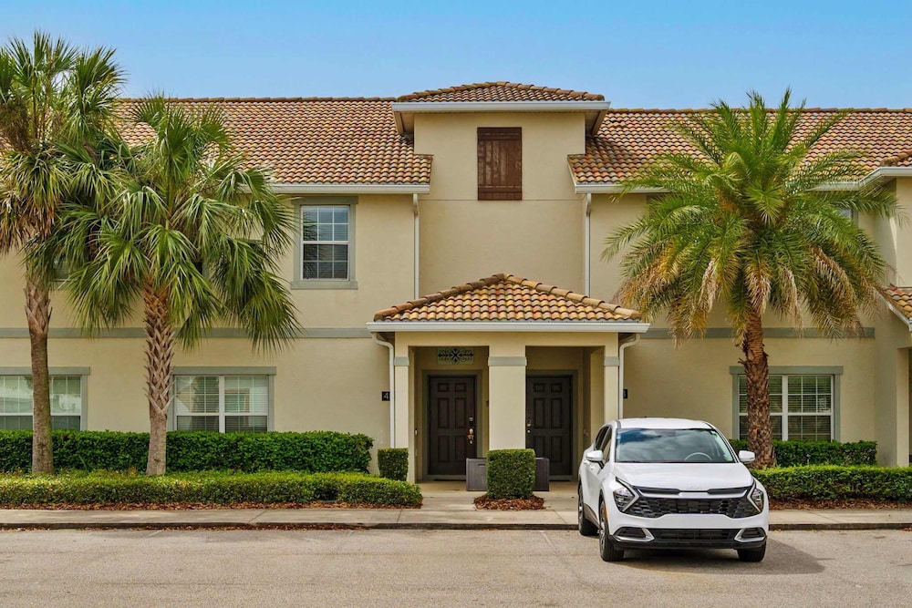 Spacious 4BR Townhome With Pool at Storey Lake - photo 34