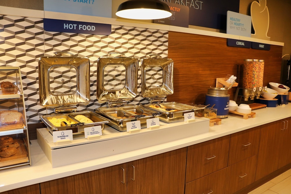 Holiday Inn Express & Suites Douglas by IHG - photo 38