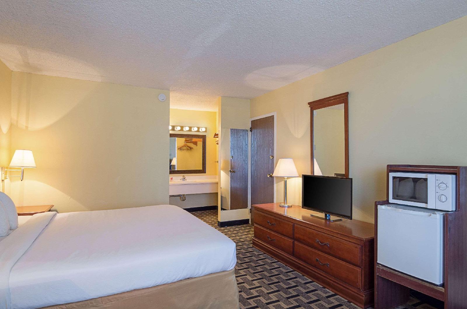 Econo Lodge - photo 12