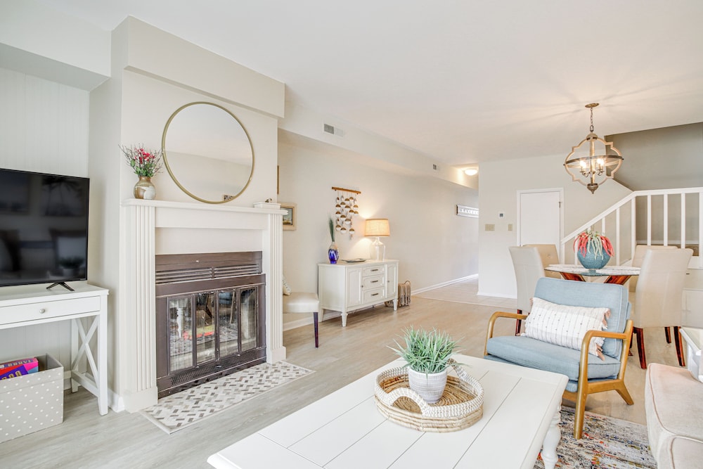 Porch & Water Views: Getaway in Mallard Lakes — 4-Star Luxury Hotel in Selbyville, United States
