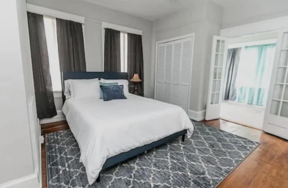 Trendy Lakeview Craftsman in Birmingham, United States