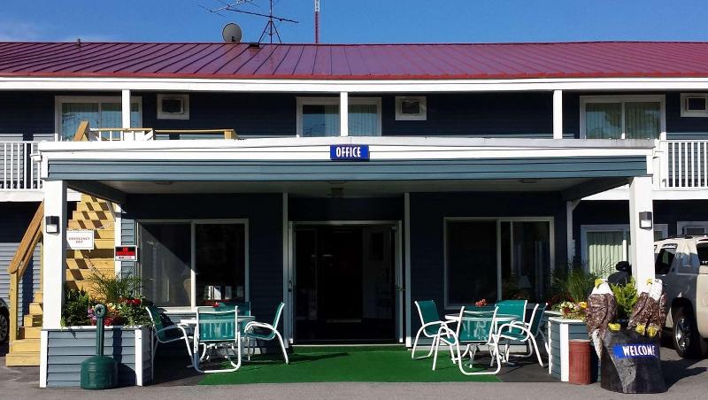 Colonial Inn Ellsworth - photo 6