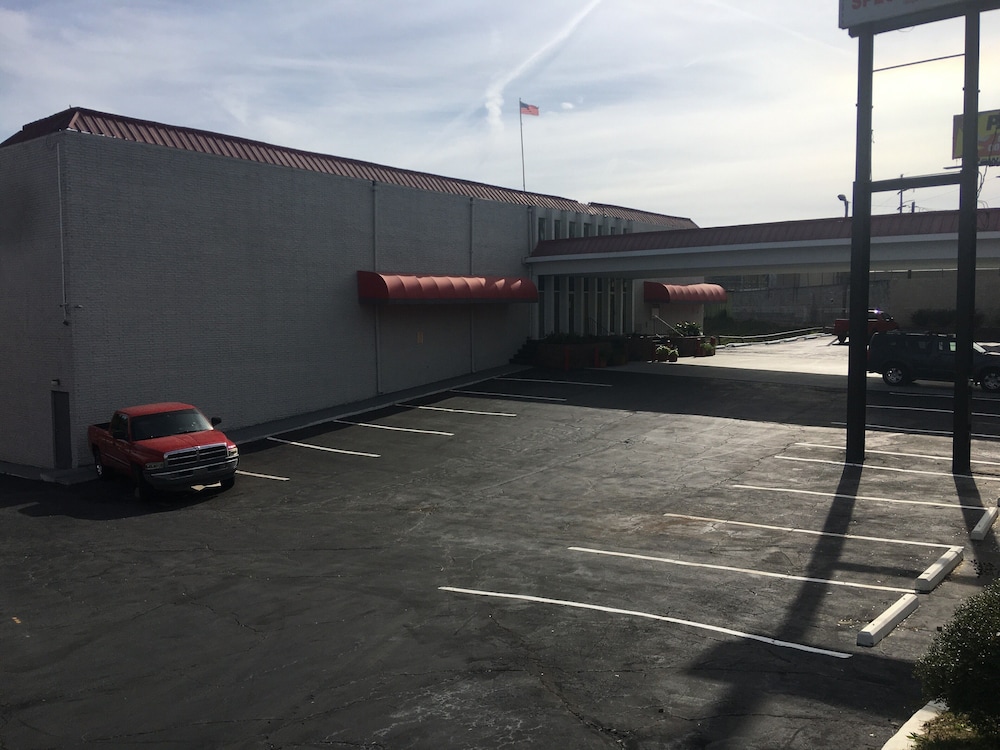 Peachtree Inn & suites — hotel in Doraville