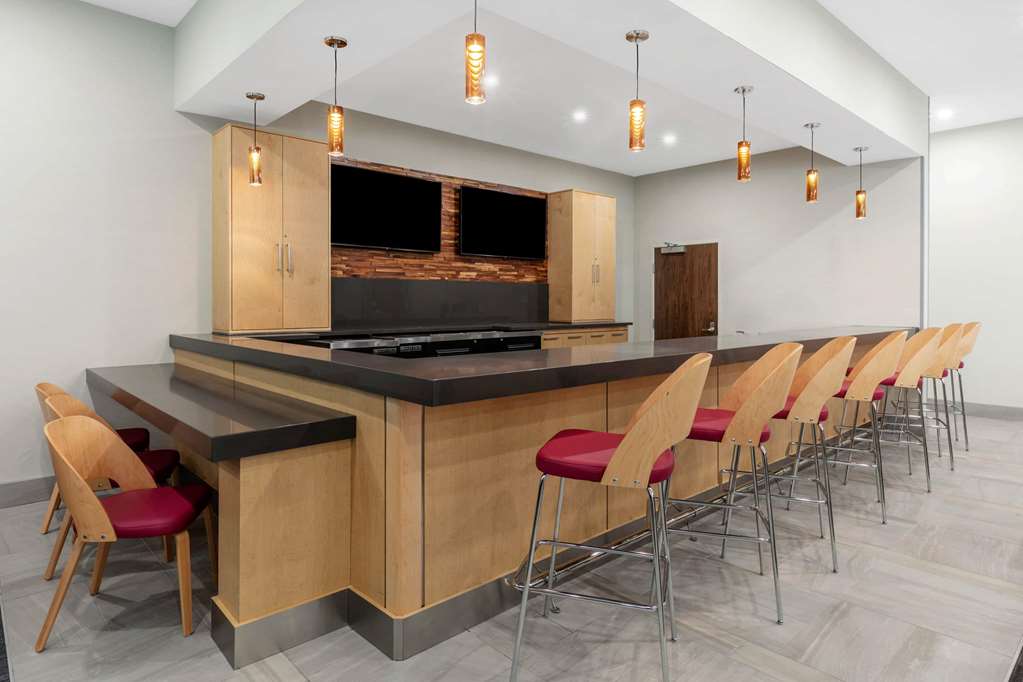La Quinta Inn & Suites by Wyndham Lewisville - photo 47