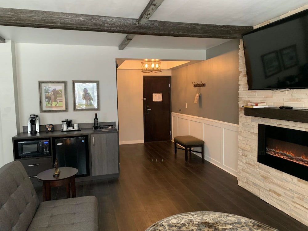 Cedar Stables Inn and Suites - photo 14