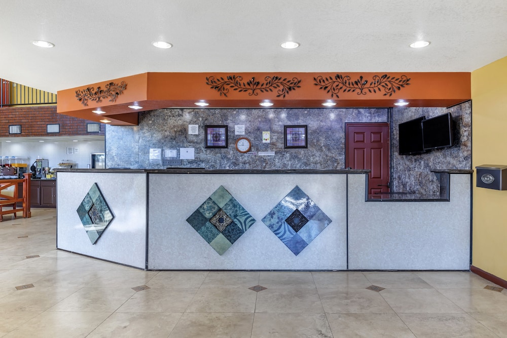 Rose City Inn & Suites - photo 4