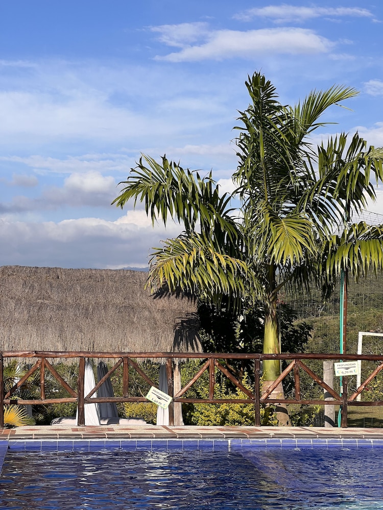 Hotel campestre palmas del zamorano — hotel in Curiti
