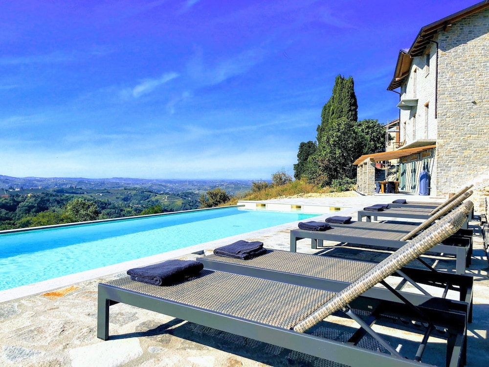 Vigna Rocchetta - carbon neutral hotel in Cassinasco