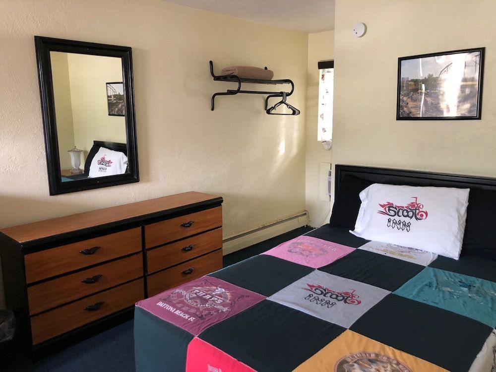 The Scoot Inn - photo 8