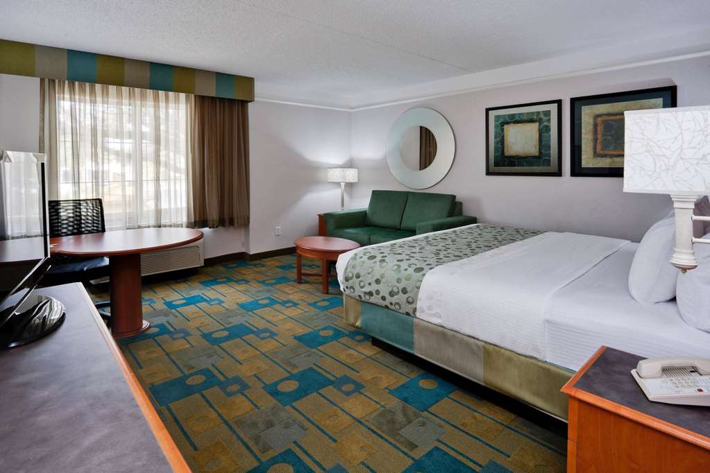 La Quinta Inn & Suites by Wyndham USF - photo 15