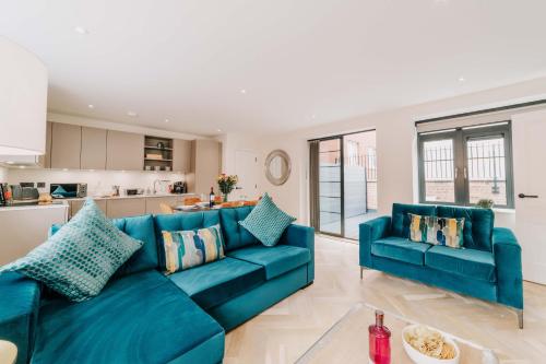 Duplex Stylish Balcony Parking City Pad WiFi Families Contractors — 4-Star Luxury Hotel in Birmingham, United Kingdom
