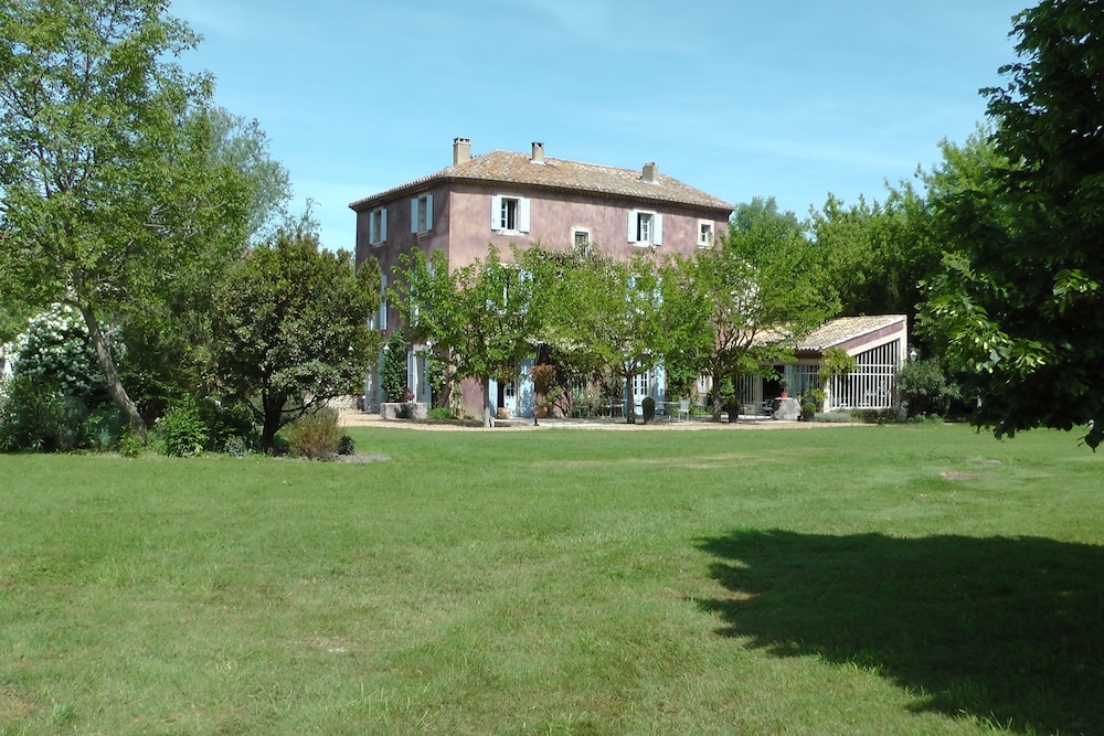 Bastide Rose in Le Thor, France