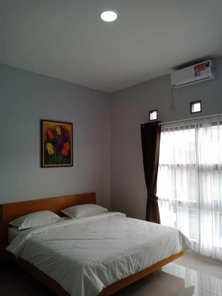 Villa Fahim 2 Puncak 4 Bedroom — Caringin — photo 2