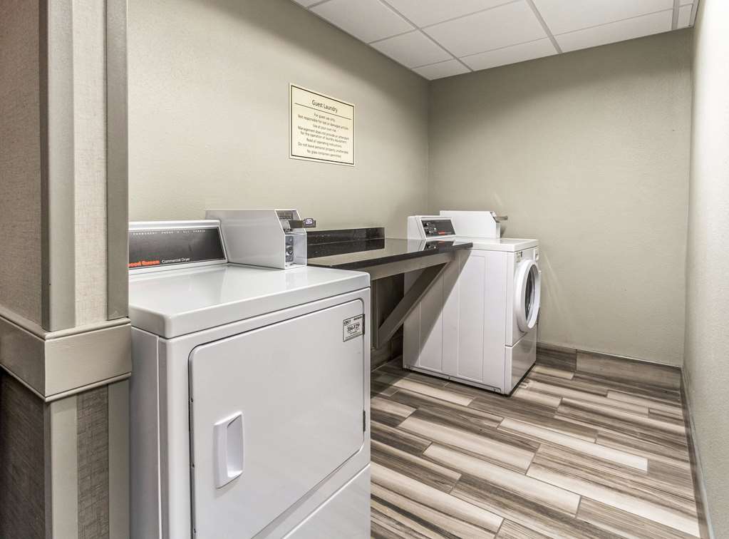 La Quinta Inn & Suites by Wyndham Cleveland Airport North - photo 38