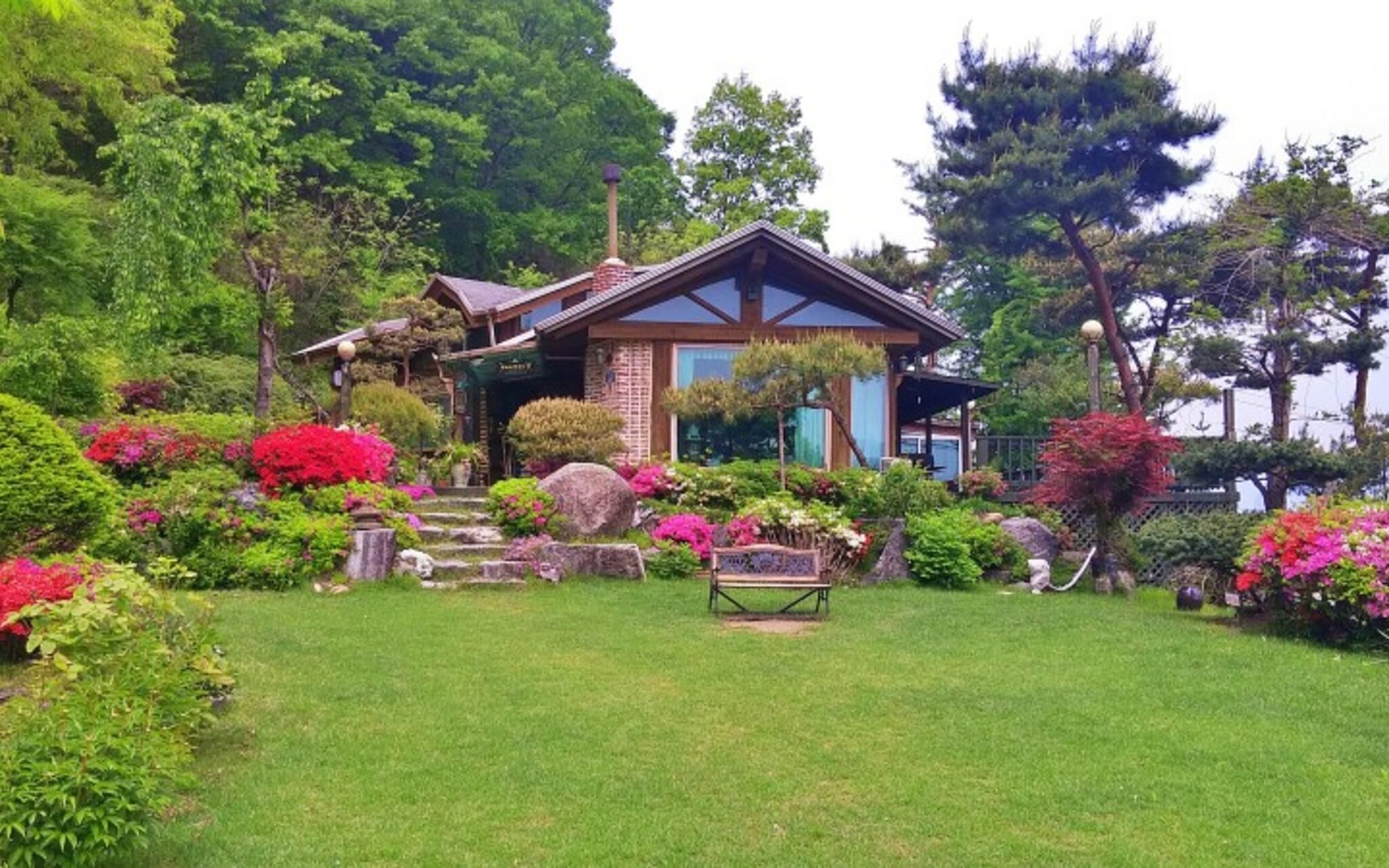 Yangpyeong Dalbichi Meomuneunjip in Yangp'yong, South Korea