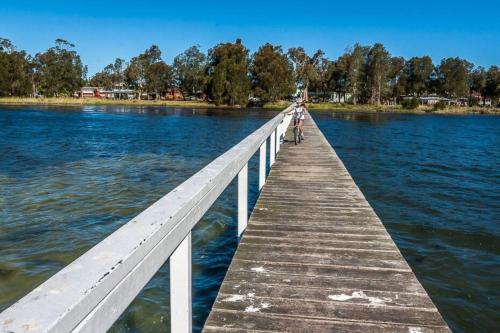Pool and Spa on the Lakefront Main House — 4-Star Luxury Hotel in Killarney Vale, Australia