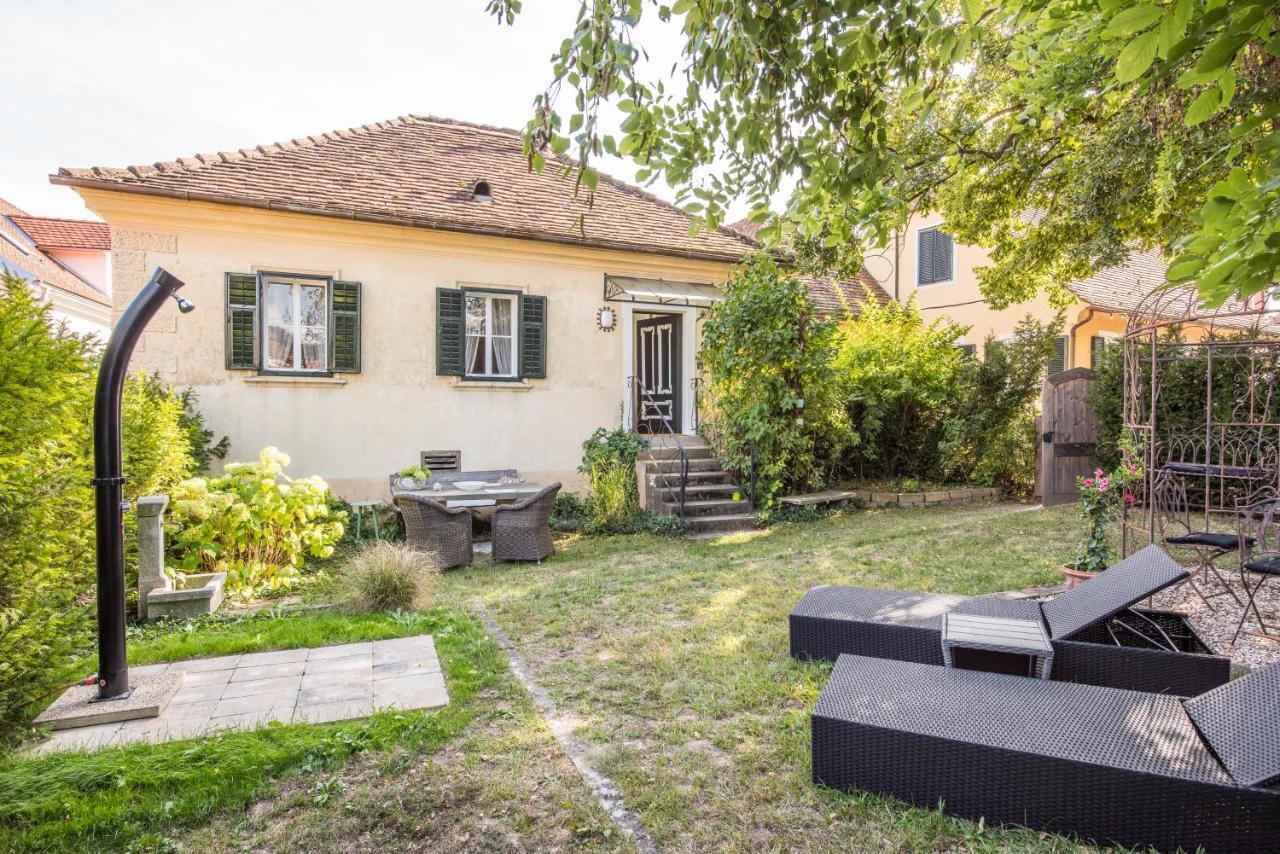 Ferienhaus Perner Gartenhaus unterm Lindenbaum — hotel in Poellau