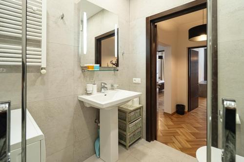 Stylish 3BR Apt near Mziuri Park By Wehost