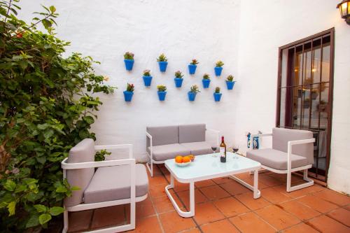Stylish 2 Bed Duplex Townhouse Full Kitchen Access to Three Pools Minutes from Puerto Banus by La Buena Vida Holiday Homes — 4-Star Luxury Hotel in Marbella, Spain