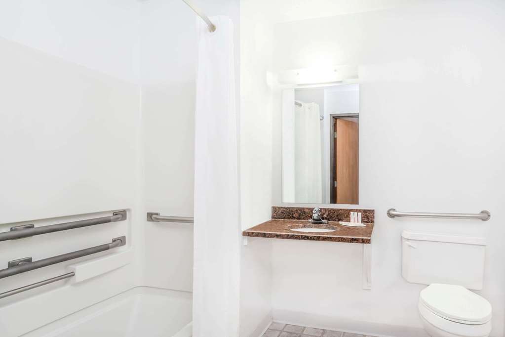 Super 8 by Wyndham Montgomery Maybrook - photo 11
