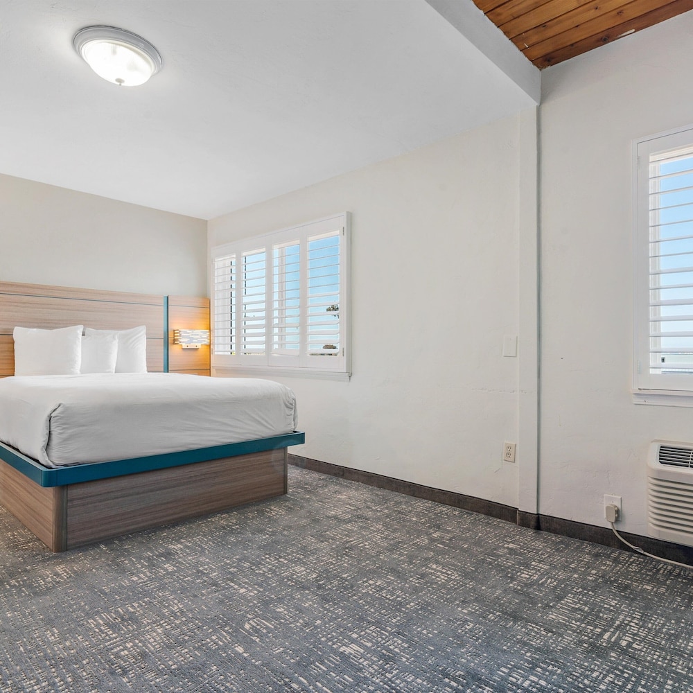Pacific Shores Inn - photo 33
