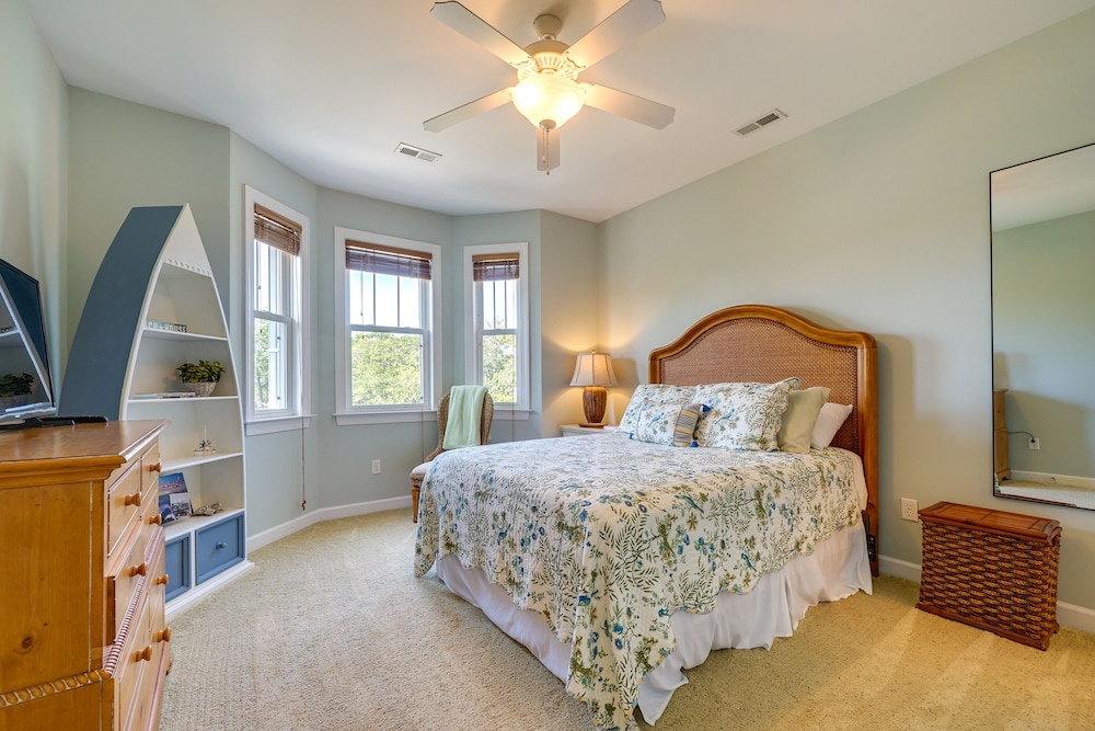 Carolina Beach Lakefront House Walk to Beach — 4-Star Luxury Hotel in Carolina Beach, United States