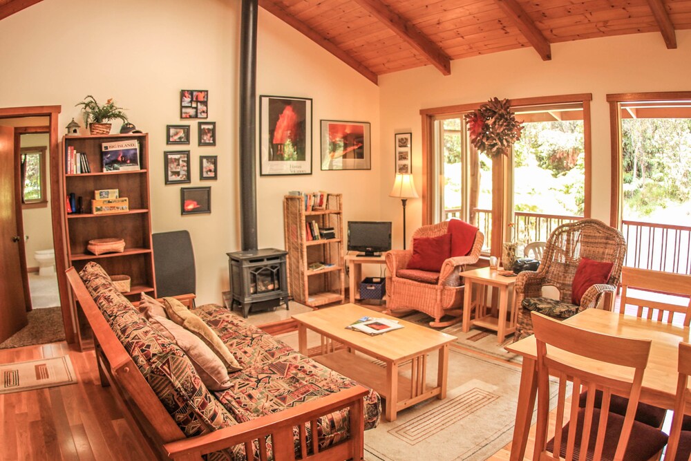 Aolani Hale - carbon neutral hotel in Volcano