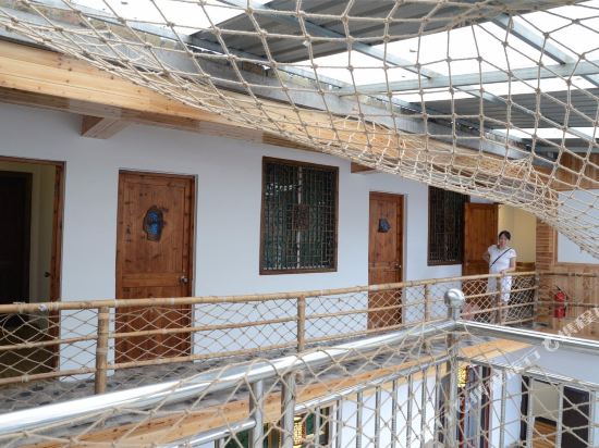 Ancient weir are crowded HuaXiang residents along the river in Lishui, People's Republic of China
