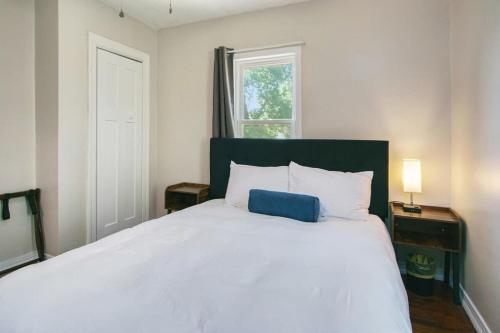Gorgeous Notre Dame Get Away Comfy Beds WiFi Coffee Games - photo 14