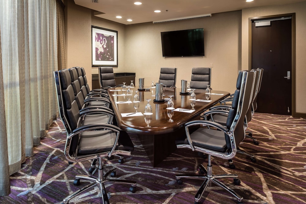 Embassy Suites by Hilton Crystal City National Airport - photo 40