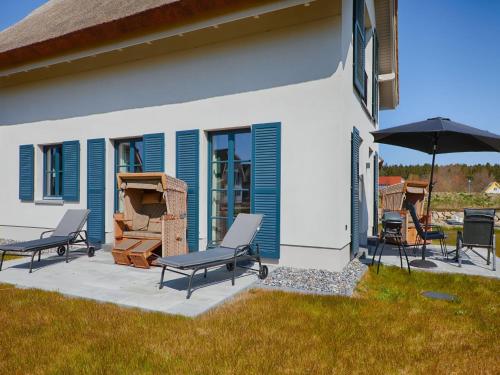 Reetland am Meer Superior Reetdachvilla mit 2 Schlafzimmern Kamin und 2 Terrassen F17 — 4-Star Luxury Hotel in Dranske, Germany