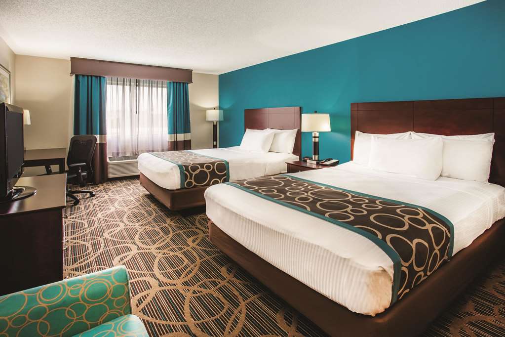 La Quinta Inn & Suites by Wyndham Evansville - photo 10