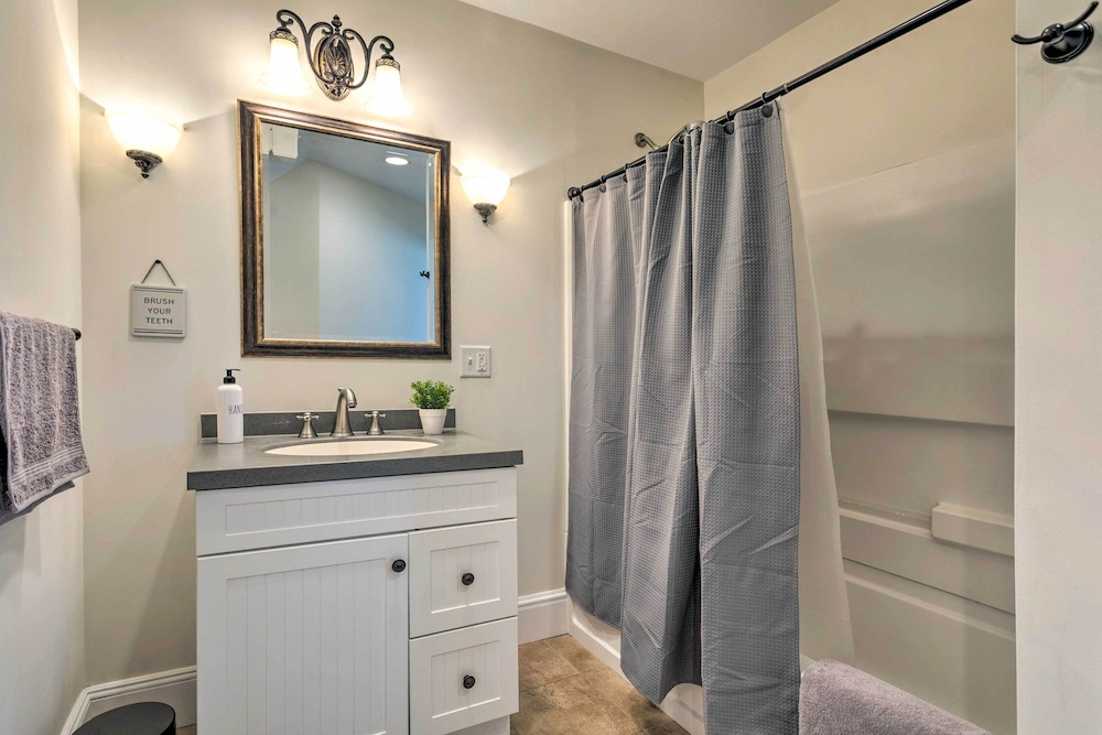 Mystic Refuge w Patio 1 Mi to Downtown — 4-Star Luxury Hotel in Mystic, United States