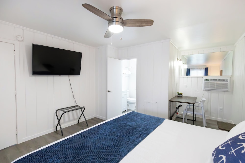 Anchor Bay Inn and Suites - photo 10