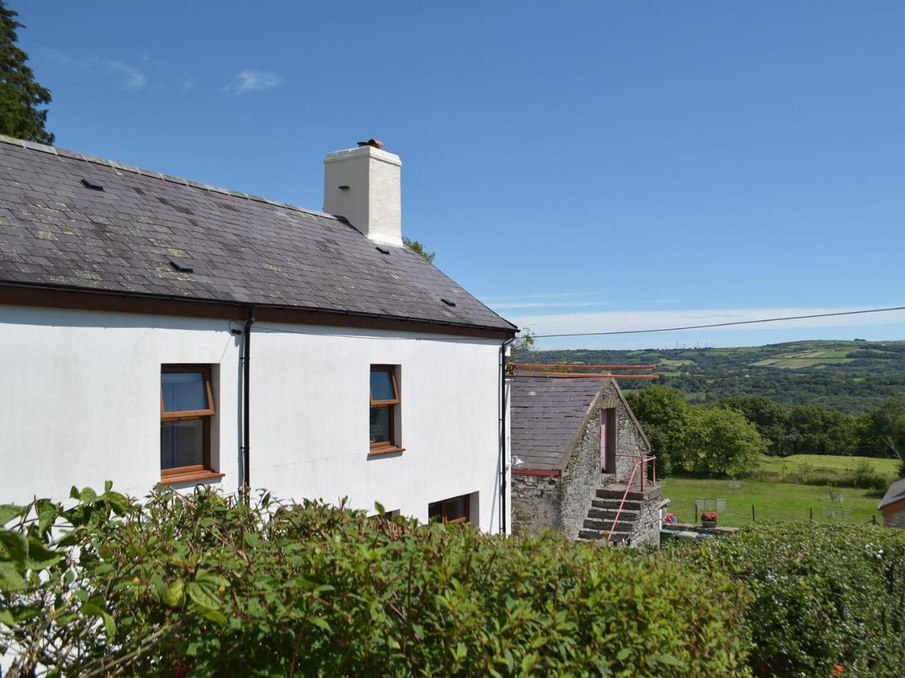 Ty Celyn Farmhouse — 5-Star Luxury Hotel in Pontyates, United Kingdom